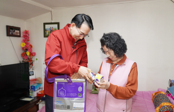 지난 25일 이완섭 서산시장이 우유배달에 직접 나서 어르신의 안부를 묻고 사업을 점검했다.