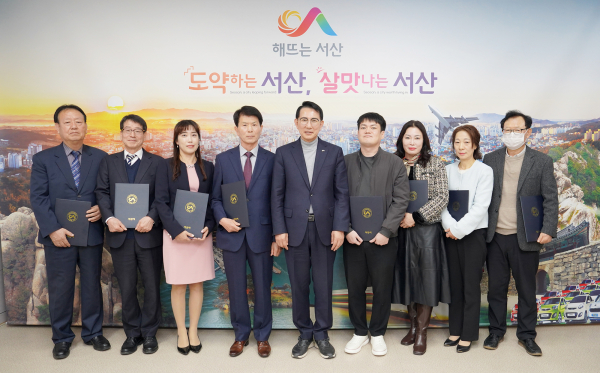 25일 시청 시장실에서 열린 지방세심의위원회 위촉식 단체사진