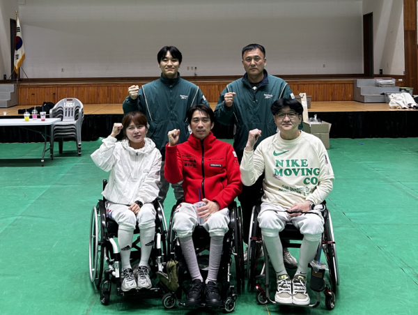 휠체어펜싱팀선수감독(사진왼쪽아래부터 반시계 방향으로 김예지 선수, 박천희 선수, 윤종오 선수,박상민 감독,심재훈 선수