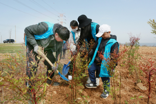 지난달 30일, 해피프리즘 가족봉사단이 소들쉼터에서 환경 정화 활동과 나무 식재 활동 모습