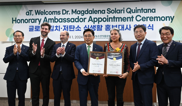 글로벌 김치·저탄소 식생활 홍보대사 위촉식 * (왼쪽 3번째부터) 주한아르헨티나대사관 에밀리아노 와이셀피츠 대사, 한국농수산식품유통공사 김춘진 사장, 막달레나 솔라리 킨타나 전 의원, 대상㈜ 이정성 상무