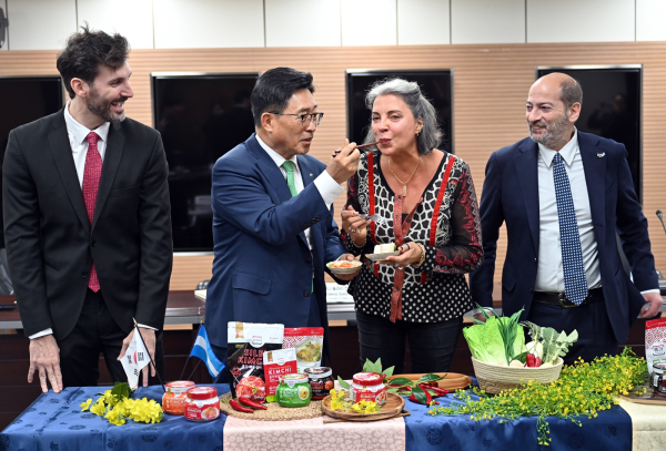 글로벌 김치·저탄소 식생활 홍보대사 위촉식 * (왼쪽 2번째부터) 한국농수산식품유통공사 김춘진 사장, 막달레나 솔라리 킨타나 전 의원, 주한아르헨티나대사관 에밀리아노 와이셀피츠 대사