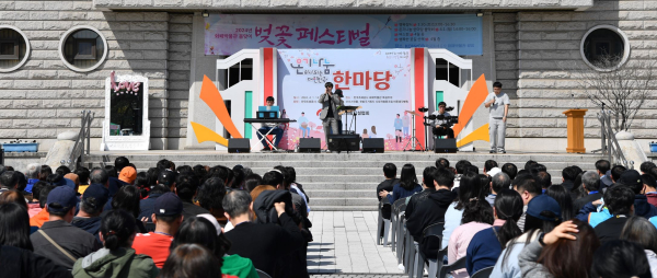 대전정신재활시설협회 회원과 가족들, 조폐공사 임직원이 음악회를 관람하고 있다.