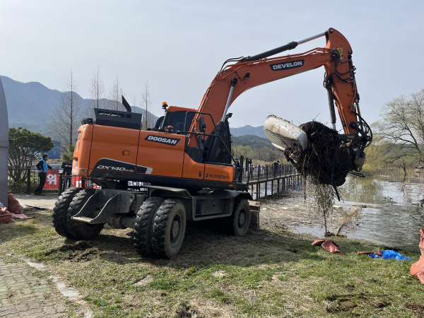‘청천저수지 쓰레기 수거 및 환경정화 활동’ 진행 모습