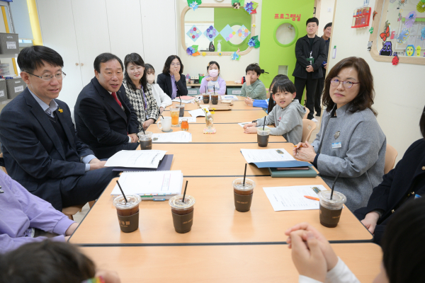 최민호 시장 새롬다함께돌봄센터 방문 모습