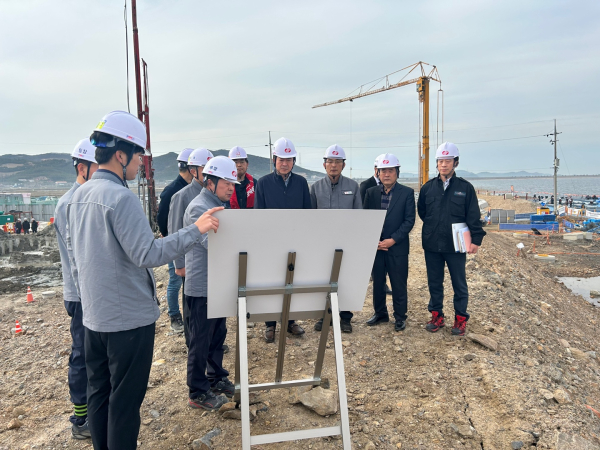 지난 2일 홍순광 부시장이 대호호 수상태양광 발전사업 현장을 방문해 사업 추진 현황을 점검했다