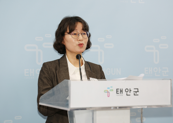 3일 군청 브리핑실에서 정례브리핑 중인 가기영 재무과장.