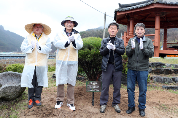 국가철도공단 이성해 이사장(왼쪽 두 번째)이 기념수인 반송을 심은 후 기념촬영을 하고 있다. (왼쪽부터 국가철도공단 성영석 경영본부장, 이성해 이사장, 금강모치마을 김덕수 위원장, 최순영 이장)
