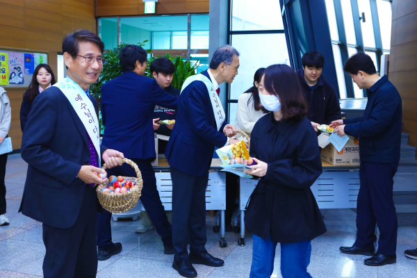 곽충환 이사장과 이승철 총장은 직원들에게 부활절을 맞아 계란과 계란과자 등 나눔행사 모습