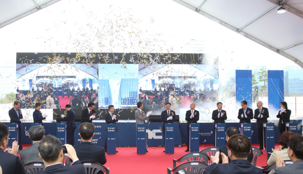 4월 3일, 경기도 성남시 분당구에서 열린 판교 641 프로젝트’ 기공식에서 장병훈 한국수자원공사 수자원환경부문장(사진 오른쪽부터 네 번째) 등 내외빈이 사업 착수를 기념하고 있다.
