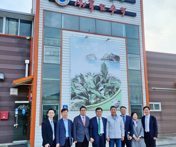 농업회사법인(주)독도무역 방문 기념사진 * 한국농수산식품유통공사 김춘진 사장(좌측 4번째), ㈜독도무역 윤성근 대표(좌측 5번째)