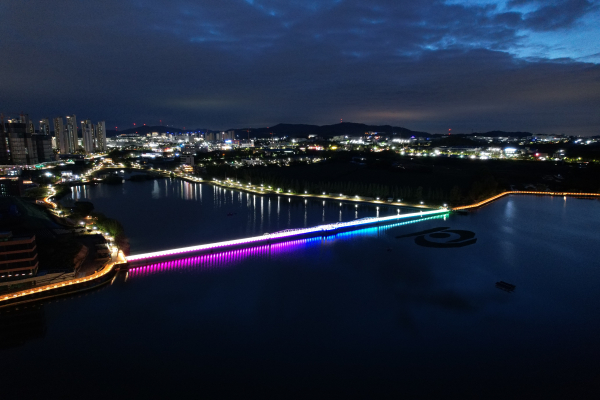 성성호수공원 야간 전경. 지난해 10대 뉴스 1위에 ‘문화예술의 메카! 성성호수공원 전면 개방’이 선정됐다/천안시 제공