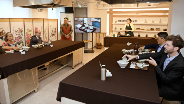 신선미 전통차 명인의 작설차 다도 체험 클래스 * (왼쪽부터) 아르헨티나 막달레나 솔라리 킨타나 전 의원, 주한아르헨티나대사관 에밀리아노 와이셀피츠 대사