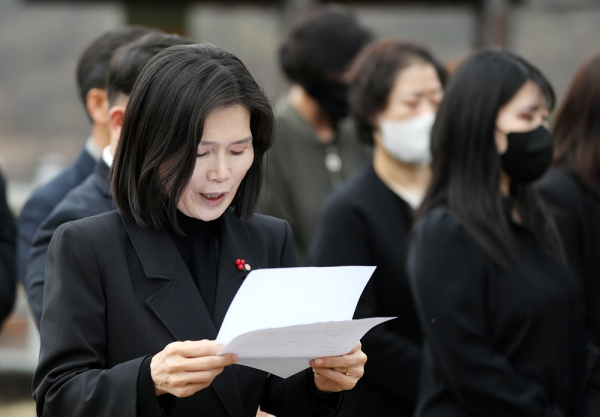 CY청년회의 윤경숙 대표가 대전현충원에 안정된 고 채수근 상병 묘역에서 추도사를 낭독하고 있다.