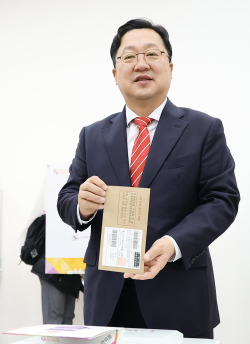 이장우 시장이 제22대 국회의원선거 사전투표에 참여했다.