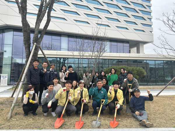 5일 제79회 식목일 기념 나무 심기  행사 후 단체사진