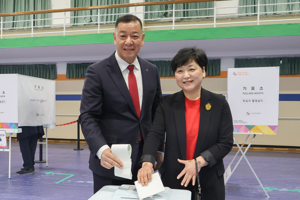 최원철 공주시장, 제22대 국회의원 선거 사전투표 참여 모습