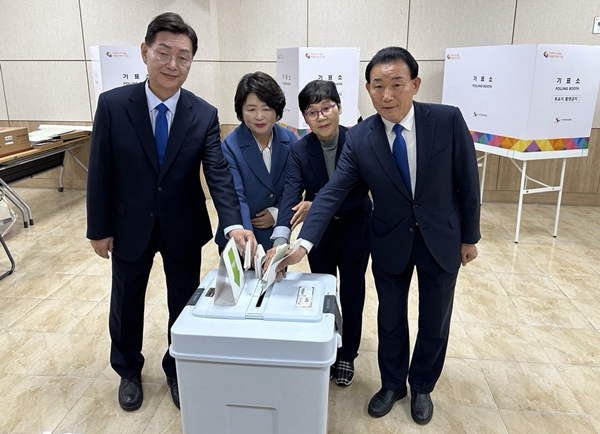 더불어민주당 김제선 대전 중구청장 후보 부부(왼쪽)와 박용갑 중구 국회의원 후보 부부