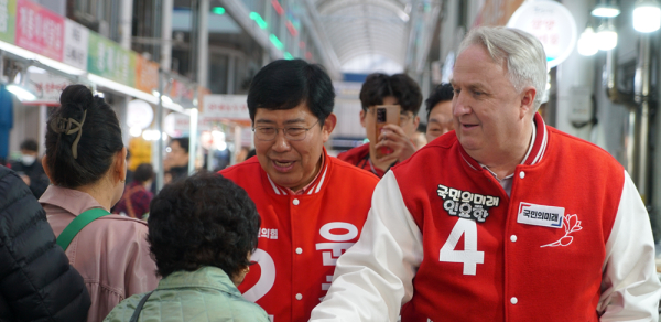 윤창현 대전 동구 국민의힘 후보가 4 일 인요한 국민의미래 선거대착위원장과 중앙시장에서 투표 독려를 하고 있다 .