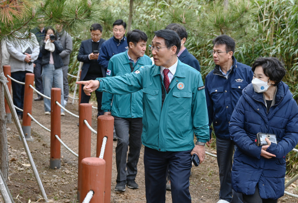 죽도에 방문한 이용록 홍성군수