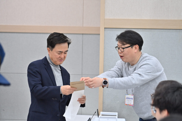 김태흠 충남지사가 사전투표에 나섰다