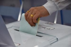 투표용지 넣는 모습.