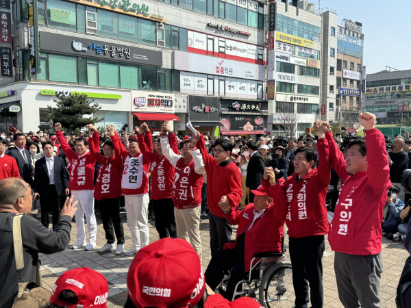 국민의힘 한동훈 비상대책위원장 겸 총괄선대위원장이 4·10 총선을 사흘 앞둔 7일 대전을 찾아 막판 지지를 호소했다.<br>