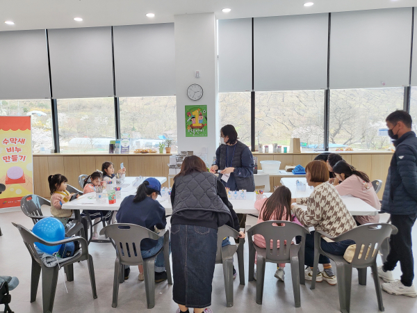 청양군 어린이백제체험관 프로그램에 참여 중인 어린이와 학부모 모습
