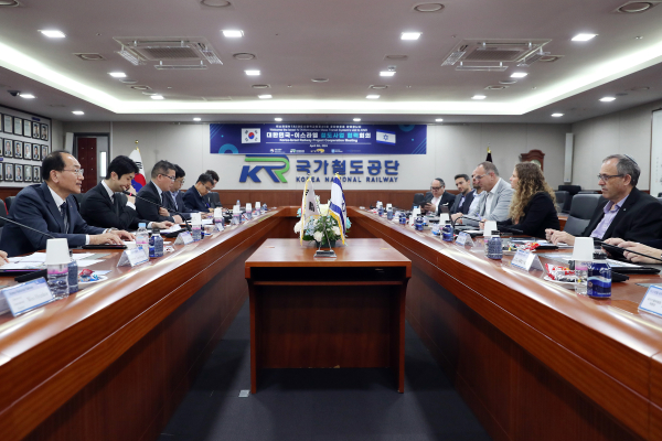 이성해 이사장이 8일 공단 본사에서 하임즈비 굴릭 이스라엘 대도시광역교통공사 사장 및 관계자들과 협력회의를 시행하고 있다.