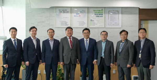나주배원예농협 관계자 간담회 기념사진 * 한국농수산식품유통공사 김춘진 사장(우측 4번째), 나주배원예농협 이동희 조합장(우측 5번째)
