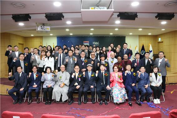 '청렴의 가치 확산 세미나 : 디지털로 열어가는 청년의 청렴' 행사 참가자들이 기념촬영을 하고 있다.