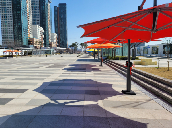 광장 내 그늘막 설치 모습