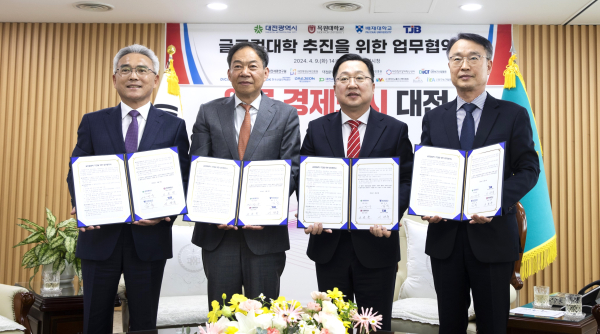 (왼쪽부터) 이희학 목원대 총장, 김욱 배재대 총장, 이장우 대전시장, 이광축 TJB대전방송 사장이 9일 오후 대전시청에서 글로컬대학 추진을 위한 업무협약을 맺고 있다.