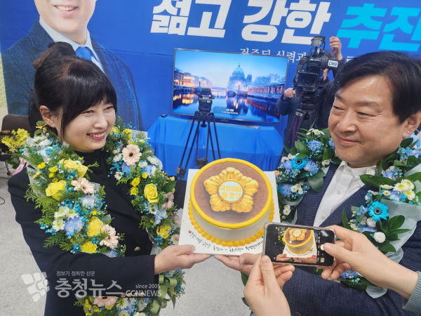 황명선 후보가 당선을 확정짓고 정주연 여사와 함께