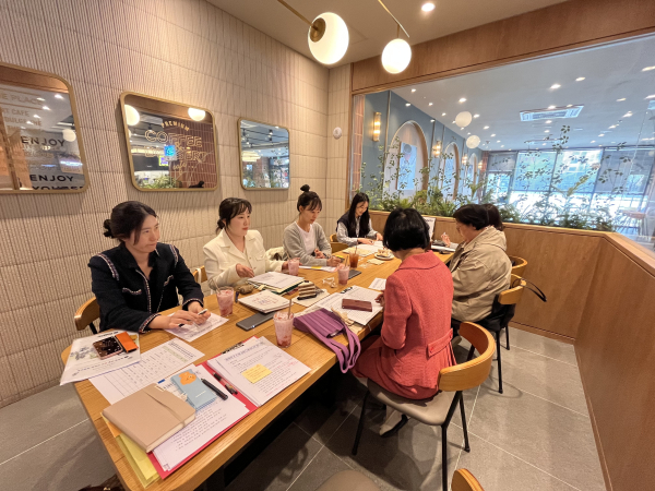 지난 9일, 이음학기 시범유치원 운영 유치원 교사들이 함께 모여 운영 방안에 관한 다양한 사례 나눔을 하고 있다.