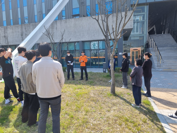 4월 9일 세종 보람 소방서의 훈련 강평을 듣고 있다.