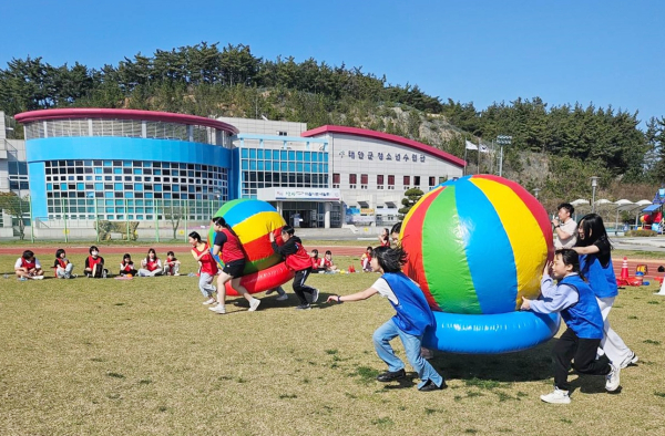 지난 13일 태안군청소년방과후아카데미에서 진행된 주말 프로그램 모습.