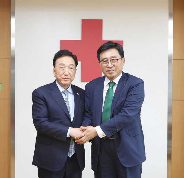 대한적십자사 간담회 기념사진  * 한국농수산식품유통공사 김춘진 사장(우측), 대한적십자사 김철수 회장(좌측)