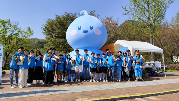한국수자원공사의 공식 마스코트 ‘방울이’ 앞에서 한국수자원공사 임직원 가족 등 시민들이 기념촬영을 하고 있다.