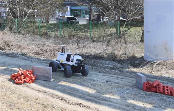 기계연이 개발한 환경인식 기술을 탑재한 자율주행차량이 장애물을 피해 주행하고 있다