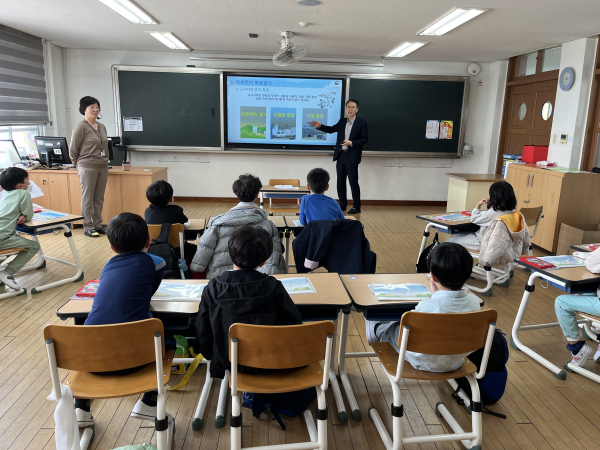 조희송 금강유역환경청장이 대전유천초등학교 1학년 학생들에게 환경교육 실시 모습