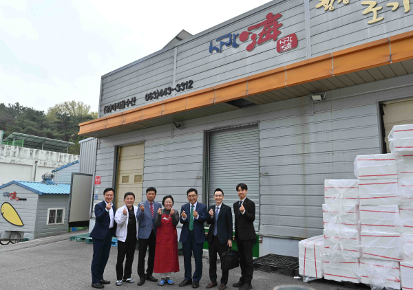 (유)아리울수산 방문 기념사진 * 한국농수산식품유통공사 김춘진 사장(우측 3번째), (유)아리울수산 박금옥 대표(우측 4번째)