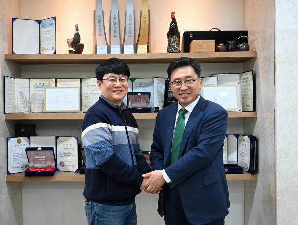 농업회사법인㈜신우에프에스 간담회 기념사진 * 한국농수산식품유통공사 김춘진 사장(우측), 농업회사법인㈜신우에프에스 신현길 대표(좌측)