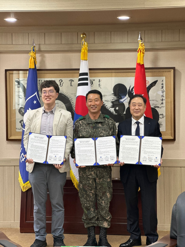 (사진 우측부터) 세종충남대학교병원 권계철 원장, 제32보병사단 김관수 사단장, 세종광역정신건강복지센터 양정훈 센터장