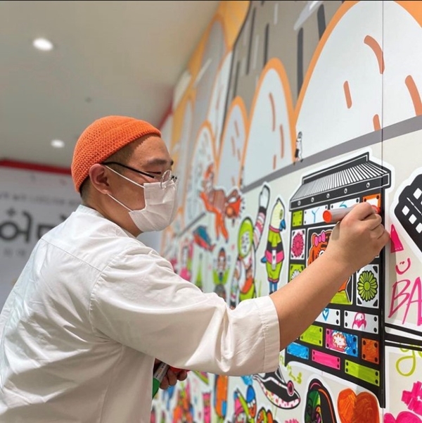 정승원 작가의 알록달록 놀이터 체험 모습