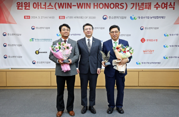 중소벤처기업부 윈윈 아너스 우수사례 선정(2024.3.27.) * 한국농수산식품유통공사 김춘진 사장(오른쪽), 중소벤처기업부 오기웅 차관(가운데), 복을만드는사람들㈜ 농업회사법인 조은우 대표(왼쪽)