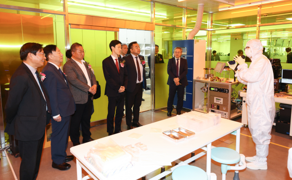 미래직업교육센터 개소식 후 내부를 둘러보고 있는 설동호 교육감