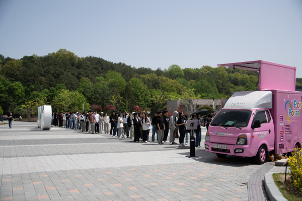 중앙도서관 앞 커피차 행사 모습