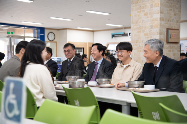 취임 당일 재학생들과 식사하고 있는 김정겸 총장
