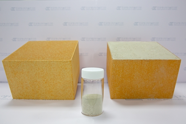 [실증을 위해 개발된 촉매(가운데)를 벌집모양의 허니컴 담체(좌)에 코팅한 모습(우)